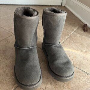 Women's UGG boots.  Classic style. Gray.  Size 8. VERY good condition.